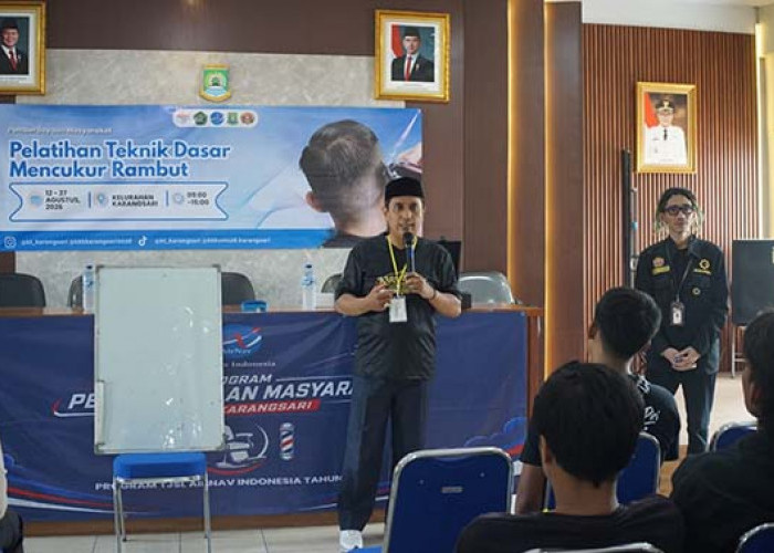 Warga Karangsari Dilatih Cukur Rambut 