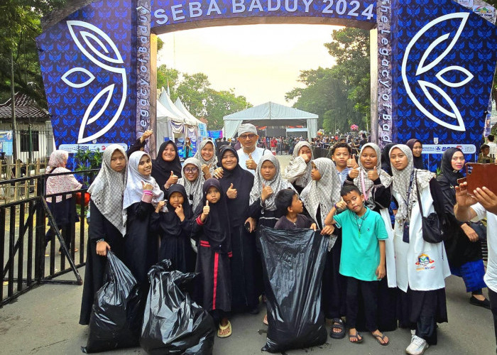 Santri Ikut Bersihkan Sampah di Acara Seba Baduy