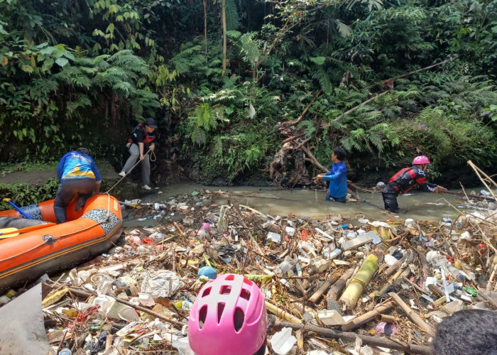 Sungai Cibanten Masih Dipenuhi Sampah
