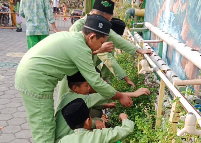Siswa SDN Saga VI Antusias Membuat Peyek Bayam Brazil 