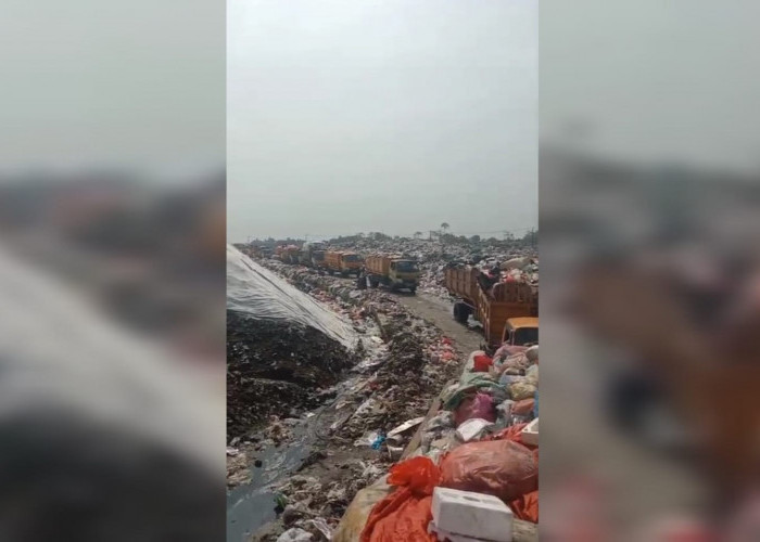Pekerja TPA Jatiwaringin Keluhkan Antrean Truk
