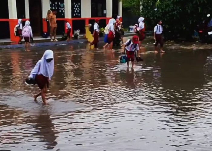Tetap Semangat Diguyur Hujan Meski Halaman Sekolah Tergenang, Kepsek: Siswa SDN Pagenjahan Tangguh