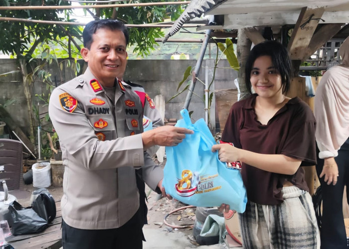 Polsek Cisauk Bagikan Sembako untuk Mahasiswa Perantau