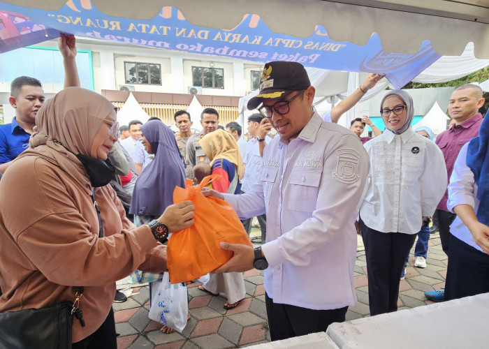 Bazar Sembako Murah di Kecamatan Setu Diserbu Masyarakat