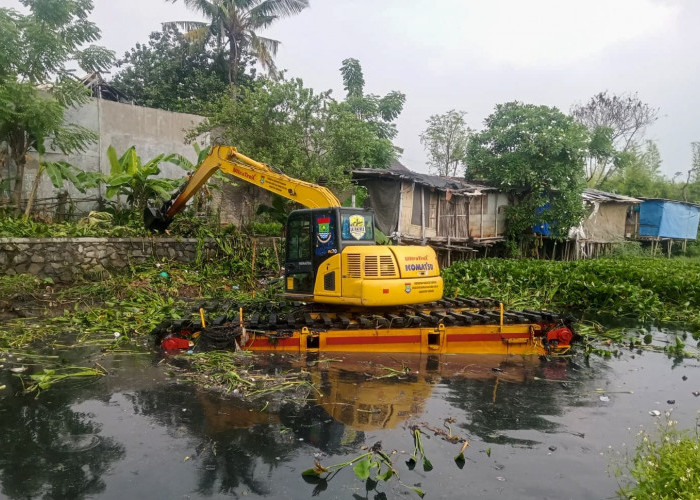 Keruk 1.500 Kubik Lumpur di Saluran Gelam