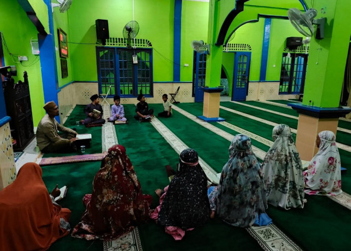 Mengaji Bersama Usai Magrib, Menjaga Tradisi Kearifan Lokal Yang Tergerus Zaman