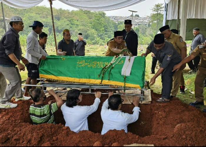 Jenazah Kadis Perpustakaan dan Kearsipan Tangsel Toto Sudarto Dikuburkan di TPU Pondok Benda