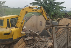 Bangunan Liar Sepanjang Kali Padek Ditertibkan