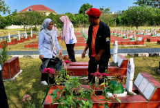 Dinsos Bersihkan TMP Sambut HUT Kota Serang dan HUT RI
