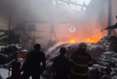 Gudang Limbah Baterai HP Terbakar