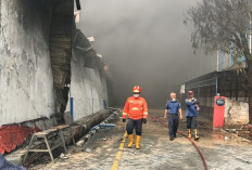 Diduga Trafo Meledak, Pabrik Bohlam Terbakar