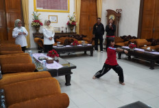 Dewi Berikan Uang Pembinaan Atlet Berprestasi