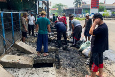 Pemdes Karet Keruk Lumpur Atasi Genangan