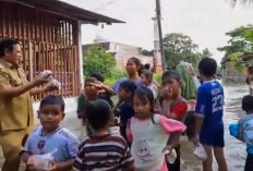 Kepedulian Tak Mengenal Batas Wilayah, Kades Patramanggala Beri Bantuan Korban Banjir ke Warga Desa Tetangga
