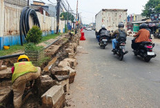 Bekas Galian Pipa dan Kabel Bikin Jalan Rusak 