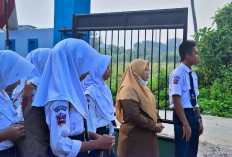 Guru-Guru dan Pengurus OSIS SMPN 3 Teluknaga Sambut Siswa Usai Libur Sekolah
