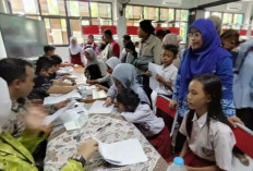 SDN Pondok Pucung 3 Dapat Bantuan dari Pemkot Tangsel, Siswa Tak Mampu Terima Buku Tabungan