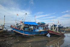 Dermaga Cituis Penuh Sampah dan Lumpur