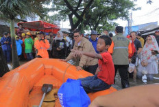 Relawan PMI Kota Evakuasi Warga Terdampak Banjir