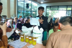 Camat Cisauk Pantau Bantuan Pangan Bulog di Tiga Desa, Jamin Tepat Sasaran ke Penerima Manfaat