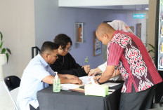 Gubernur Andra Antar Anak Ambil Rapor