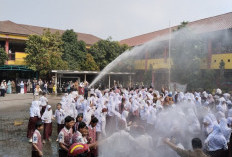 SDN Jurumudi 4 Panggil Damkar Rayakan Kelulusan Siswa