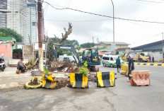 Warga Gotong Royong Lebarkan Jalan Menuju Pintu Tol Serbaraja