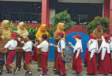 Kebiasaan Sehari-Hari Siswa SDN Karawaci 6 Kota Tangerang, Semangat Pagi Sambut Kedatangan Siswa