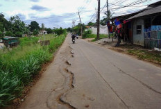 DBMSDA Janji Lakukan Penambalan, Banyak Pemotor Jatuh Akibat Jalan Raya Daon Rusak