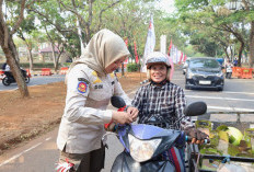 Bagikan Ratusan Bendera, Satpol PP Tanamkan Nasionalisme