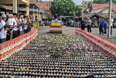 17 Ribuan Botol Miras Dimusnahkan