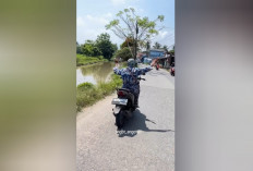 Aksi Emak-Emak 'Lepas Tangan' Naik Motor Viral