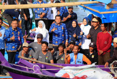Nelayan Kronjo Dapat Bantuan Kapal Ikan