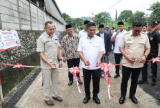 Gubernur Resmikan Betonisasi di Kawasan Industri Jatiuwung