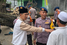 Saepulloh Jueng Bantu Tangani Pohon Roboh