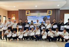 Warga Karangsari Dilatih Teknik Mencukur Rambut 
