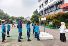 Melihat Siswa SDN Sukasari 5 dalam Mempersiapkan Upacara Bendera