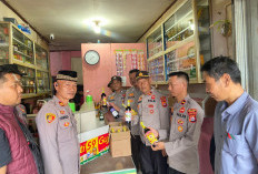 Polisi Sita Puluhan Botol Miras dari Warung Jamu