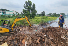 Tumpukan Sampah di Lahan Kosong Depan Kantor Walikota Terbakar