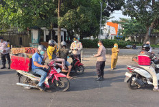 Tiga Pilar Kecamatan Pamulang Bagikan Masker Gratis