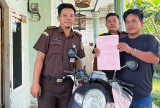 Kejari Beri Pelayanan Hukum Kepada Masyarakat, Antar Barang Bukti Kepada Korban