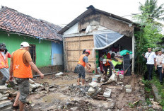 Bupati Bangun Rumah Korban Puting Beliung