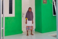 Senyum Ibu Winah Merekah Terima Rumah Siap Huni dari Kopsyah BMI
