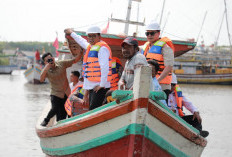 Gubernur Banten Pantau Normalisasi Karangantu, Puluhan Bangkai Kapal Sumbat Alur Nelayan Karangantu