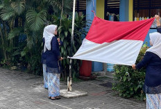 SDN Karawaci 6 Rayakan Hardiknas dengan Upacara Bendera 