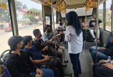 Dishub dan DAMRI Bagikan Masker untuk Penumpang