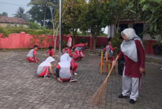 SDN Cikare II Tetap Jaga Kebersihan Sekolah Meski Berpuasa