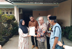 Kakanwil BPN Serahkan Langsung Sertifikat PTSL