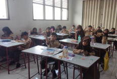 Kreasi Siswa Kelas 1 SDN Larangan 6 di Hari Terakhir Pelaksanaan ASAS, Membuat Menara dari Kertas Warna-Warni