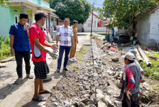Warga Mauk Patungan Bangun Tanggul, TPT Jalan Kampung Bebulak, Desa Marga Mulya, Terancam Longsor
